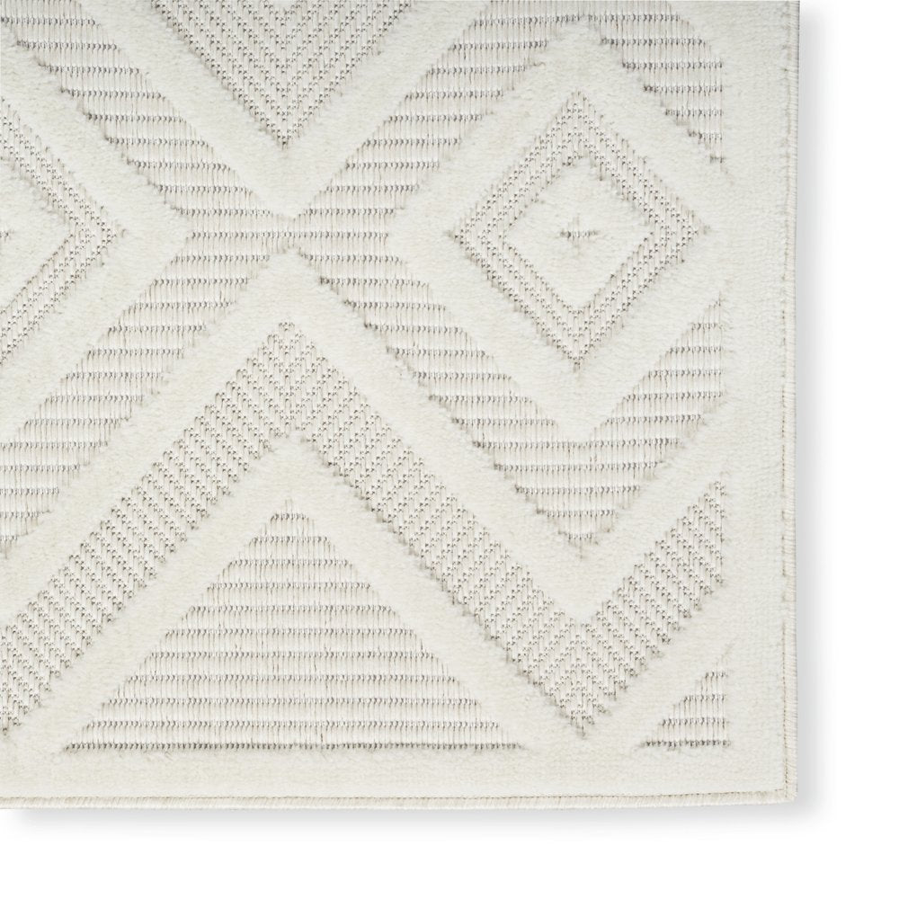 7' X 10' Ivory And White Indoor Outdoor Area Rug